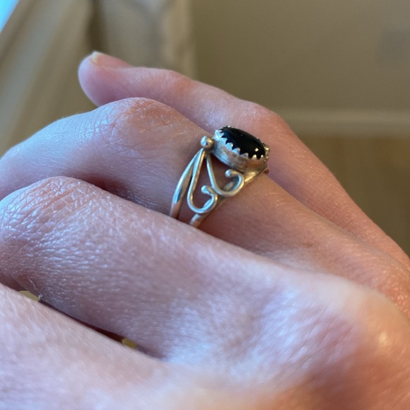 Onyx & sterling silver ring. Size 4. - Picture 2 of 3